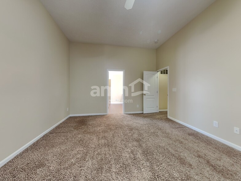 Building Photo - 6259 Castle Oak Dr