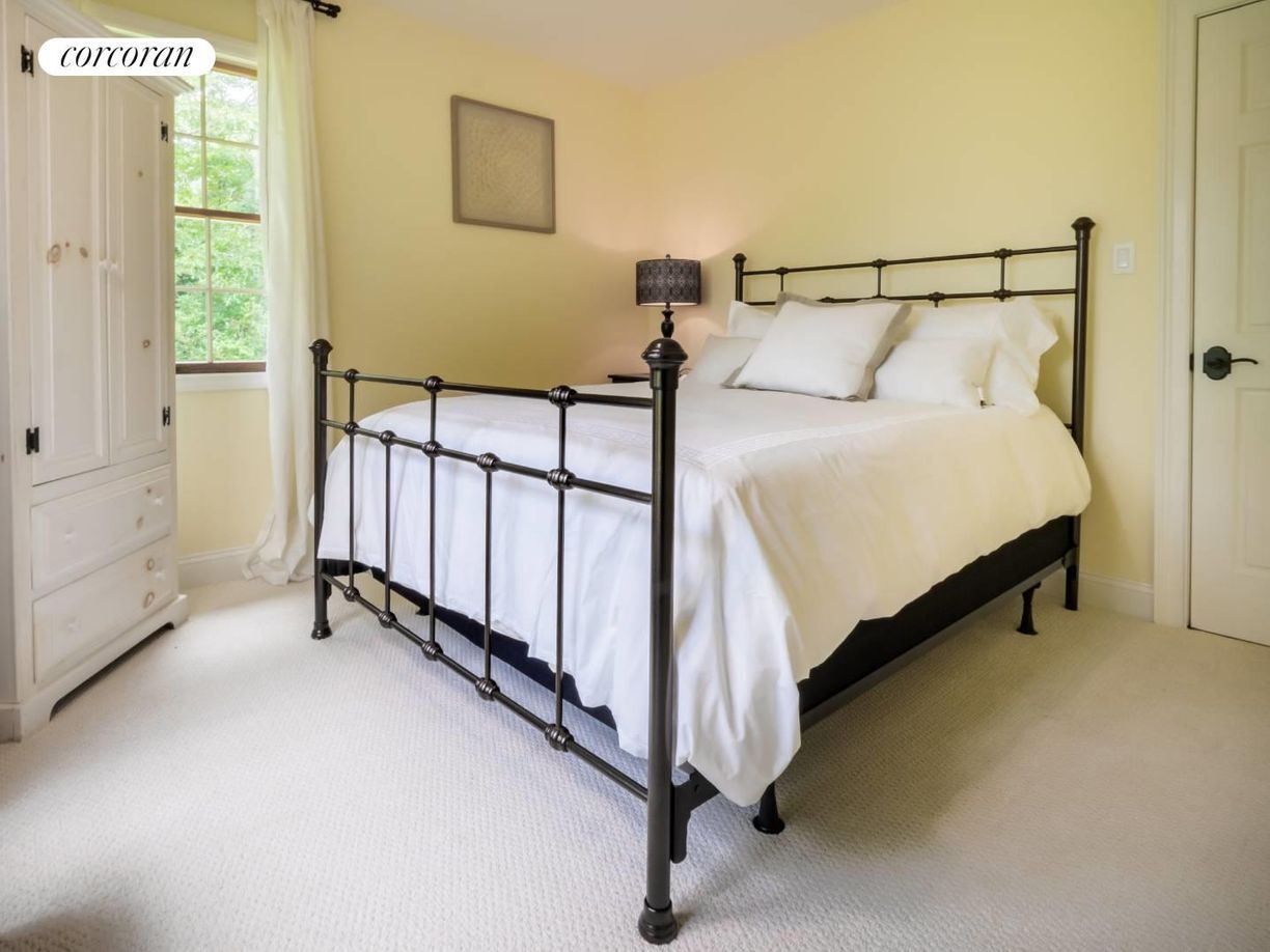 Building Photo - 1532 Noyac Road