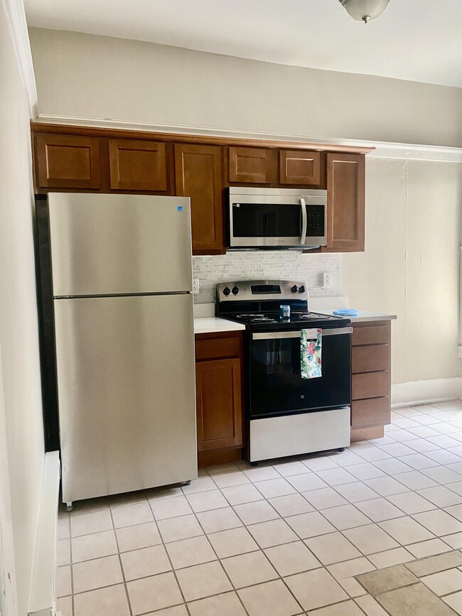 Interior Photo - BAUM GROVE APARTMENTS -- 090