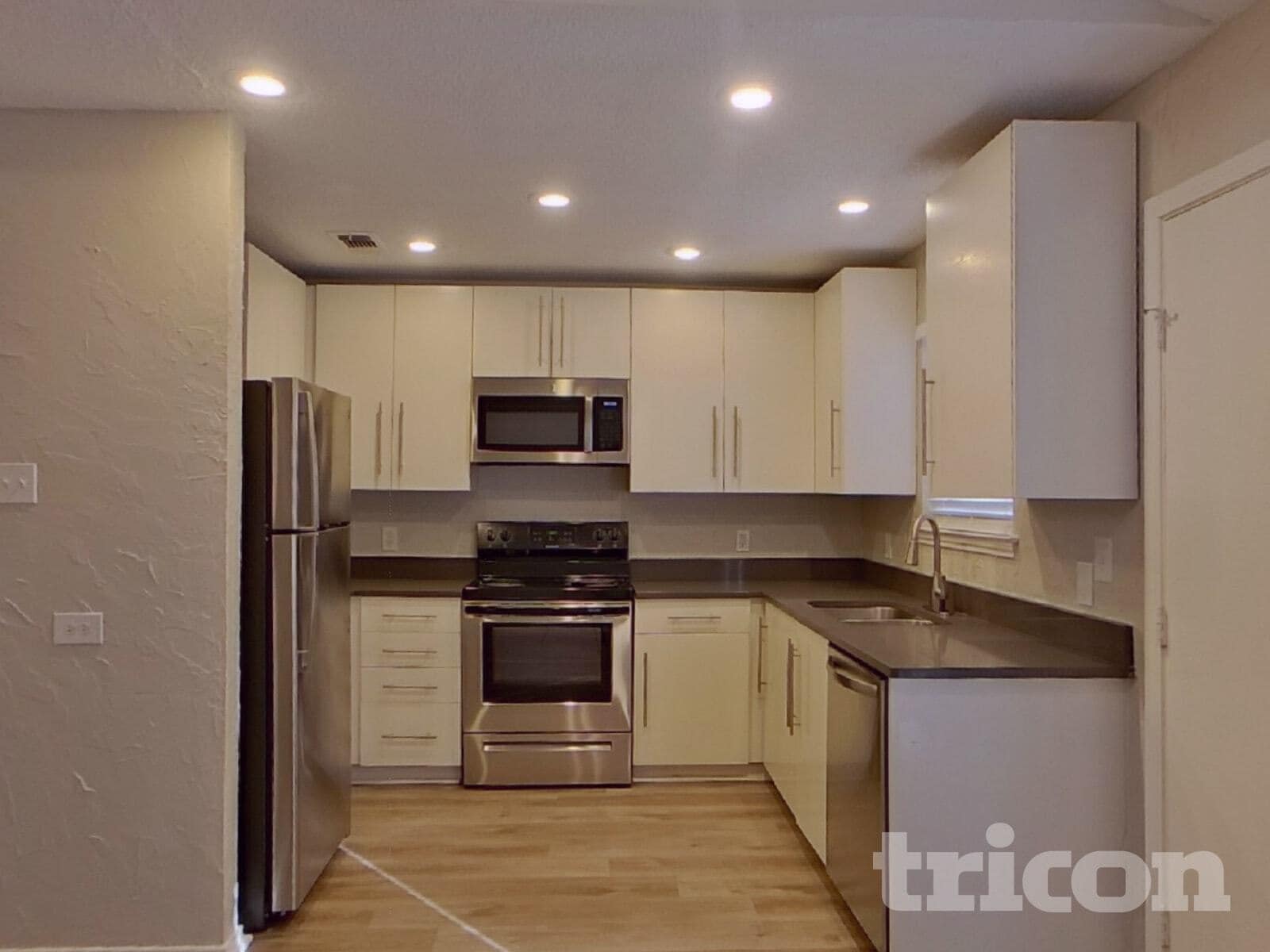 Building Photo - 837 Globe Ave