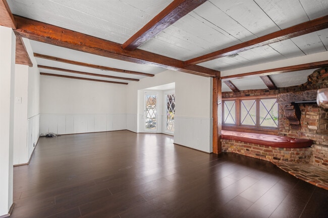 Building Photo - 2624 E 8th St