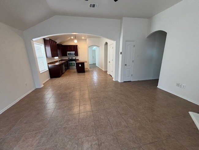 Building Photo - Cute 3 bedroom