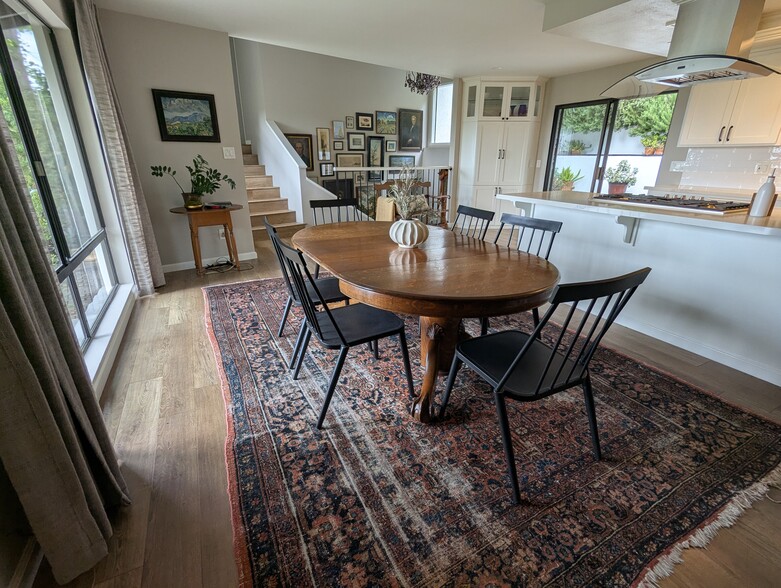 Dining room off kitchen with counter for stool seating - 1868 Kaweah Dr