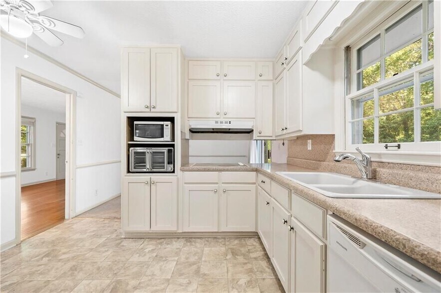 Building Photo - 4531 S Roberts Dr