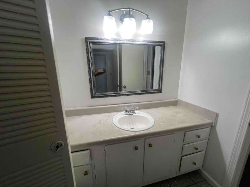 Building Photo - 402 Skyview Dr