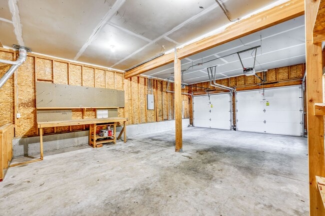 Building Photo - Highly Desirable Home in Ridgetop Communit...