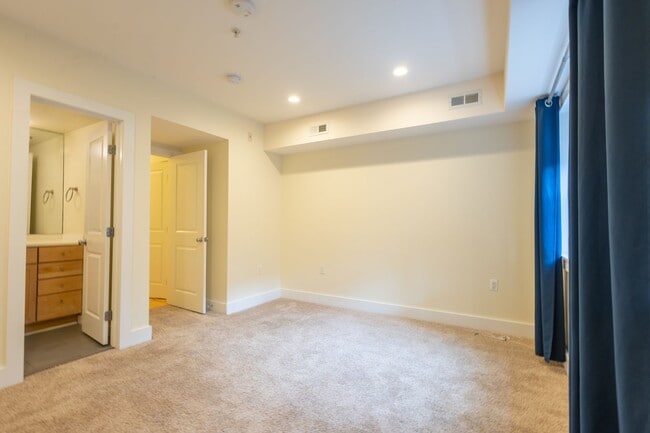 Building Photo - Lovely 1 BR + 1 Den/2 BA Condo in Mt Vernon Square!