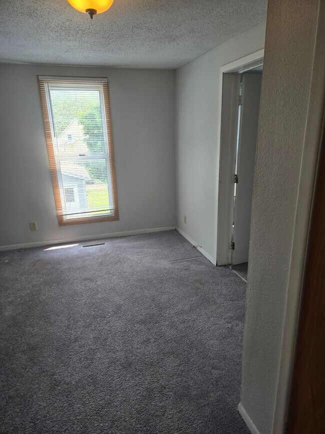 Building Photo - Characteristic 3-Bedroom Home with Dual Ga...