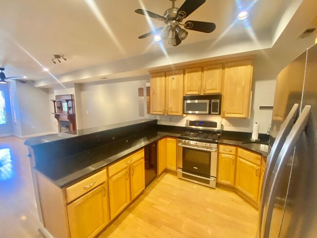 Building Photo - Mt Vernon Triangle Spacious 2 Bed 2.5 Bath...