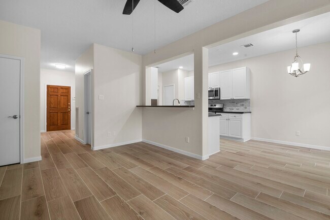 Building Photo - 13 E Willowood Ct