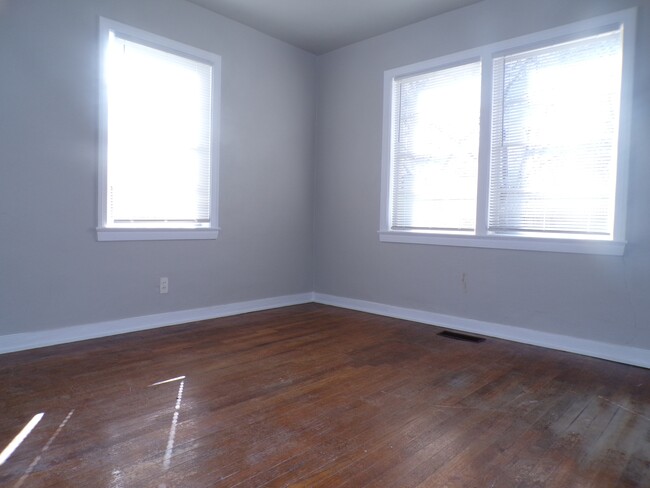 Building Photo - 105 Hardy St
