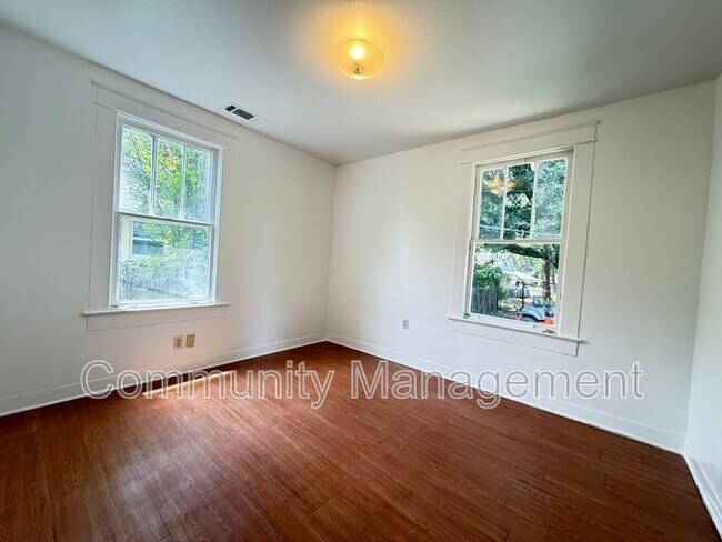 Building Photo - 162 Chatsworth St