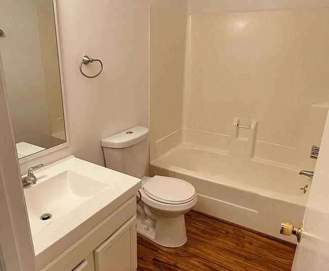 Building Photo - Raleigh Townhouse on Kentwood Park w/ fenced yard