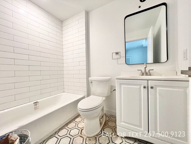 Building Photo - Beautiful, renovated 1BR unit located in F...