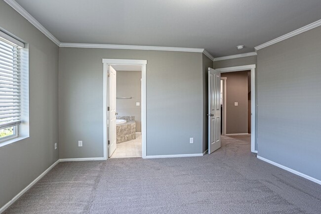 Building Photo - Beautiful 4 bedroom, 2.5 bath home in Rain...