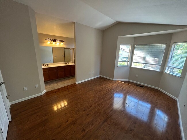 Building Photo - Spacious 4 Bedroom 2.5 Bath Home Antioch