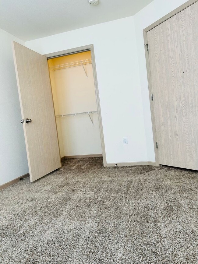 Building Photo - Large 3 Bedroom Apartment, Great Location!