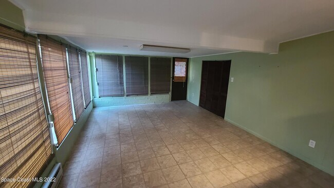 Building Photo - 123 East Ct