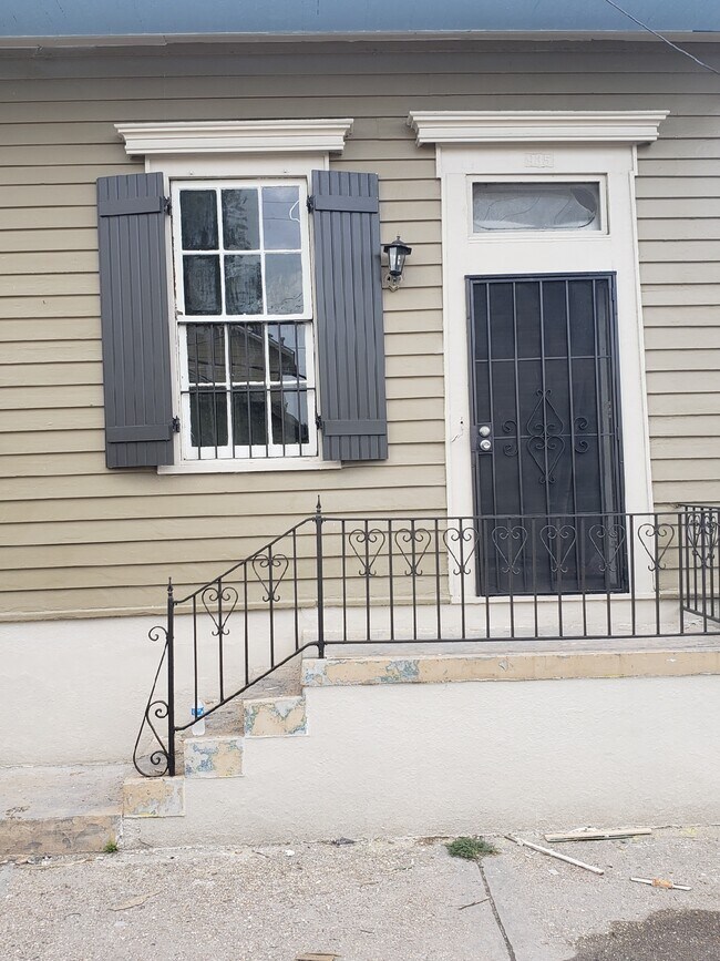 Building Photo - 935 N Roman St