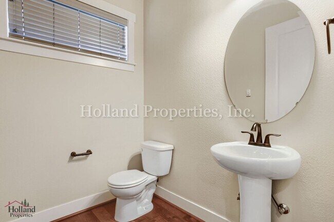 Building Photo - 17435 SW Forest Hollow St