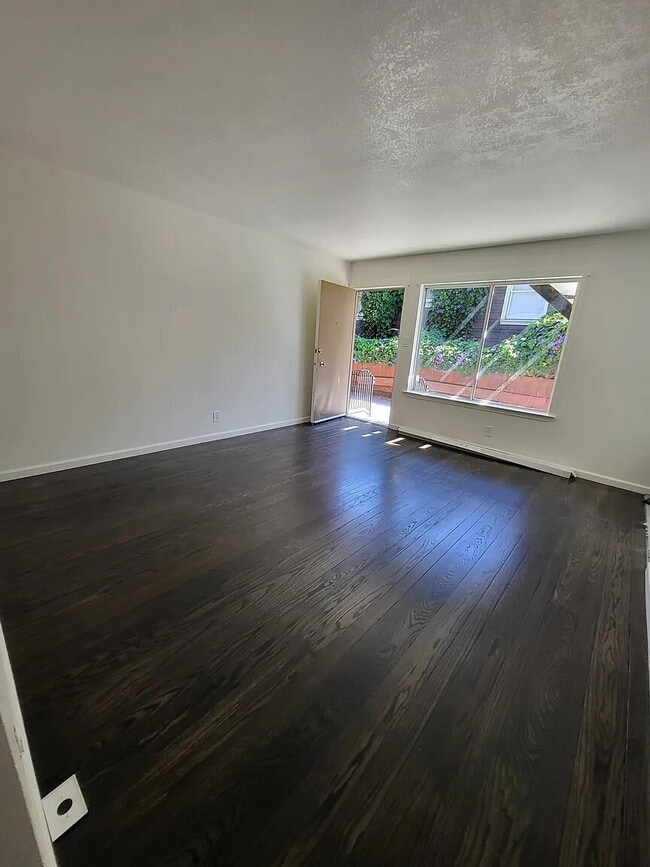 Building Photo - "Charming Berkeley 1-Bedroom Apartment Retreat – Cozy 580 Sq Ft Living!"