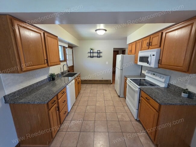 Building Photo - Spacious and updated 2 bedroom 1 bathroom Duplex