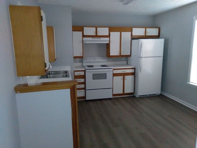 Building Photo - 2 Bedroom, 1 bath apartment - Downstairs U...