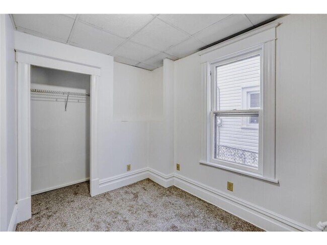 Building Photo - 595 Hawthorne Ave E