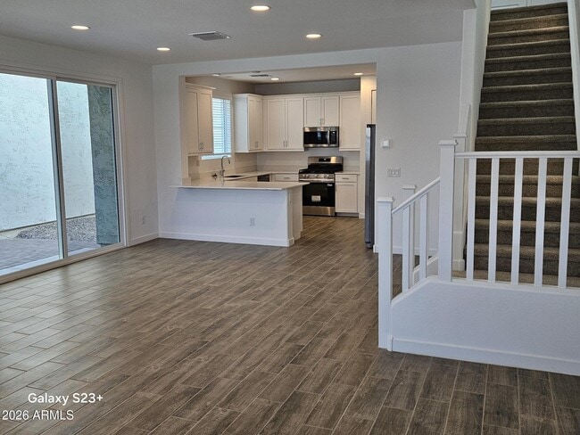 Building Photo - 3353 S Primrose