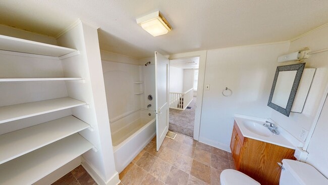 Building Photo - 4 Bedroom House Available August 1st, 2026