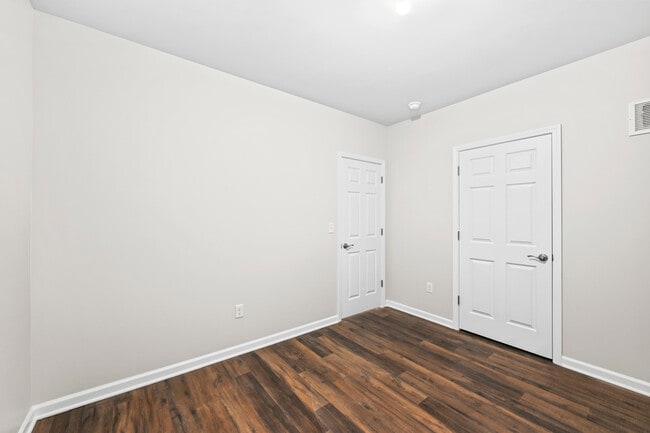 Building Photo - 1868 Forest View Ct