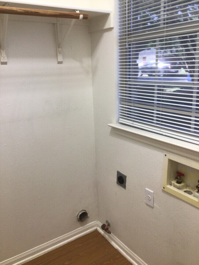 UTILITY ROOM/ WASHER/DRYER HOOKUPS - 2913 Whisper Oaks Ln