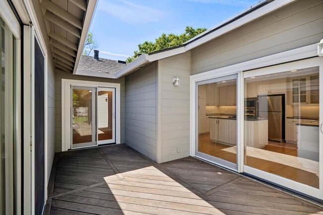 Building Photo - Spacious Home with Detached 1 bed 1 bath ADU in Los Altos!