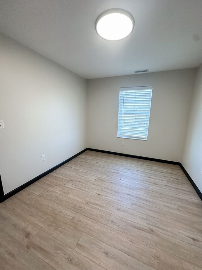 Building Photo - New! Beautiful 2 Bed, 2 Bath Apartment in ...