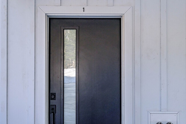 Building Photo - Highland Duplex