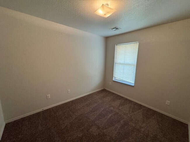 Building Photo - True 4 bed in Edmond, new carpet and paint!
