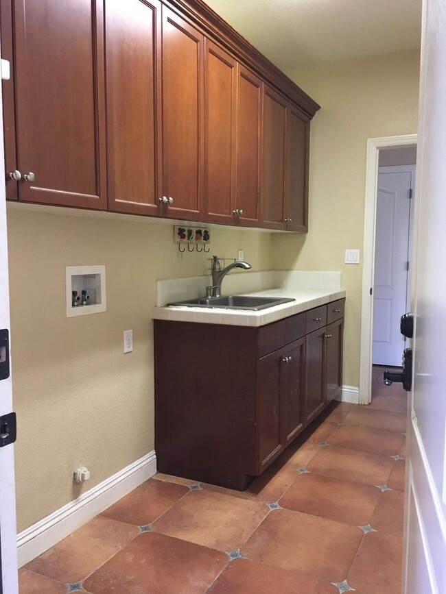 Building Photo - Spacious floor plans 4bedroom, 3 bath Near Franklin High