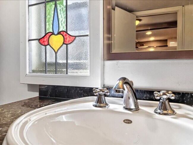 Building Photo - Wonderful Black Mountain Location-Long Term Rental