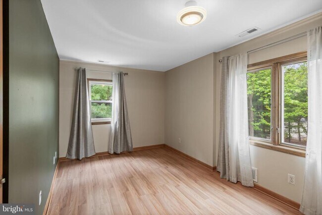 Building Photo - 405 Holly Glen Dr