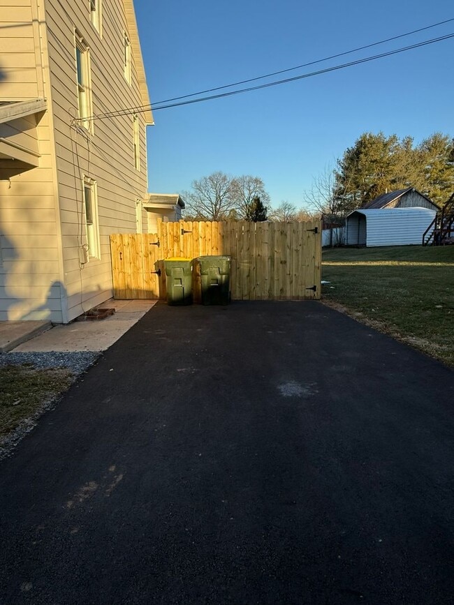 Building Photo - 960 Maple St