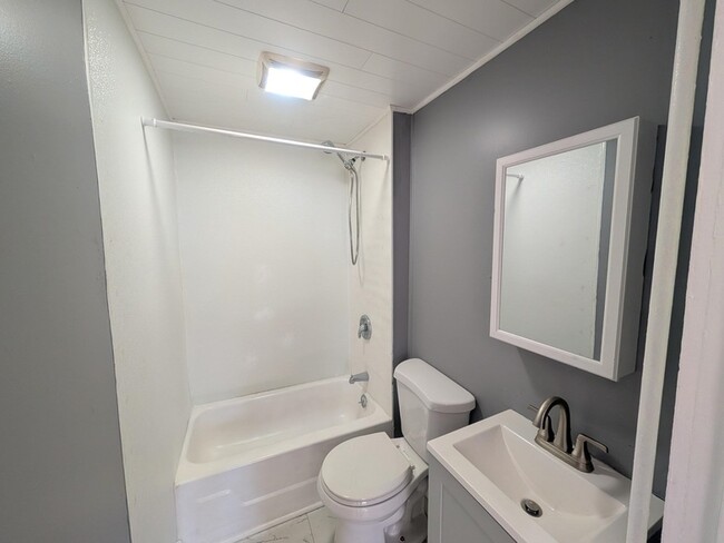 Building Photo - 13-15 Walnut Street Unit 6