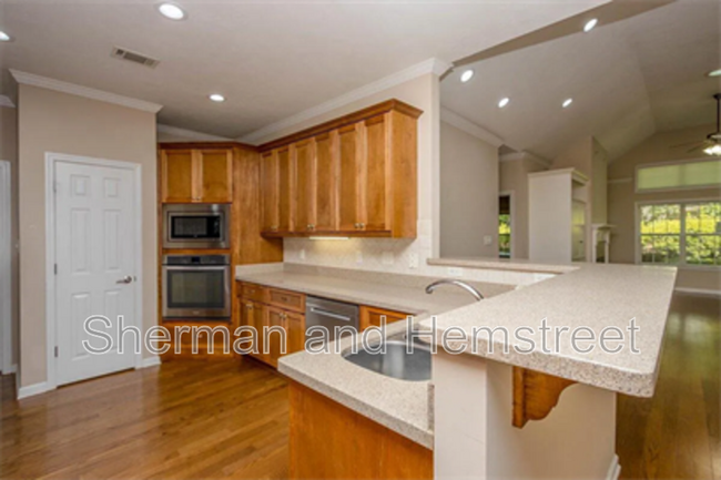 Building Photo - 2002 Amberley Dr