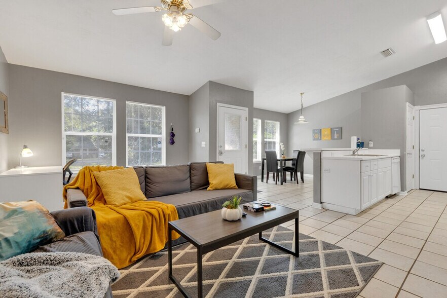 Building Photo - 309 Cactus St