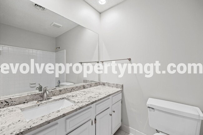Building Photo - 2481 Chiswood St