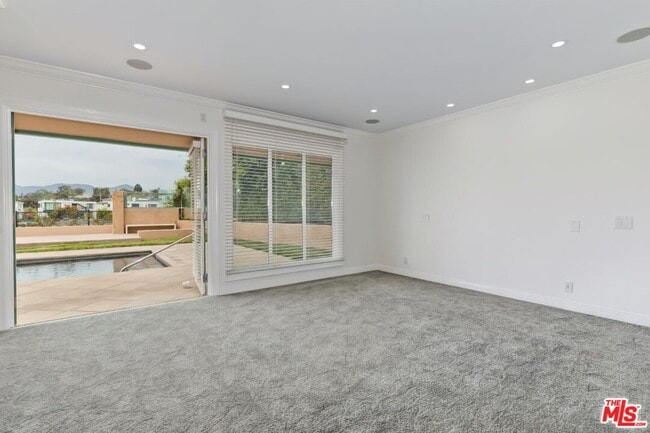 Building Photo - 401 Alma Real Dr