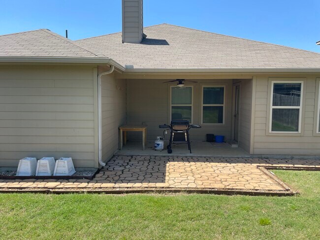 Building Photo - 701 Cheyenne Dr