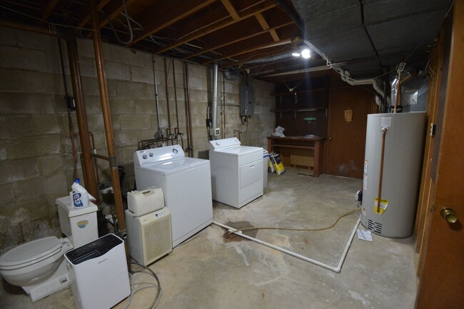 Building Photo - 4 Bed, 2 Bath Home for Rent – Unique Design & Retro Charm