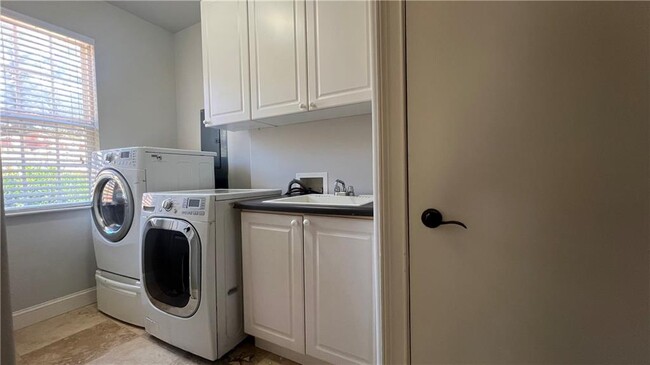 Building Photo - 4236 E Cherokee Dr