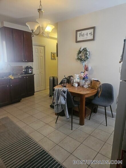 Building Photo - 293 School St