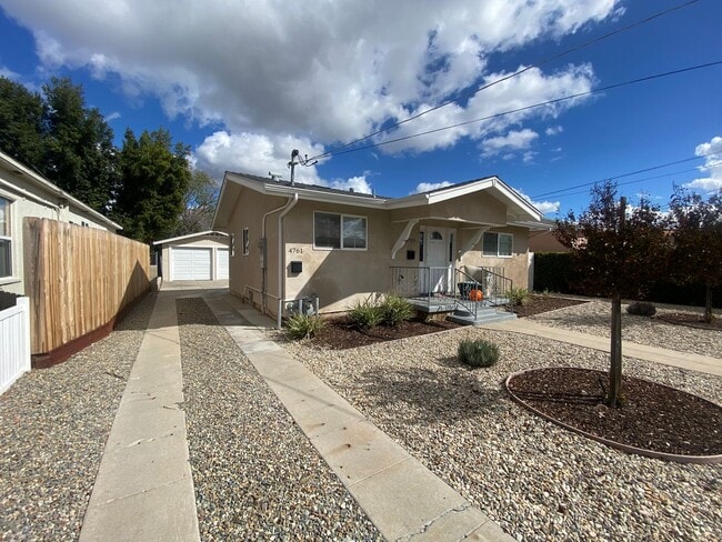 Building Photo - Cozy 3BD/1BA w/ Large Kitchen!